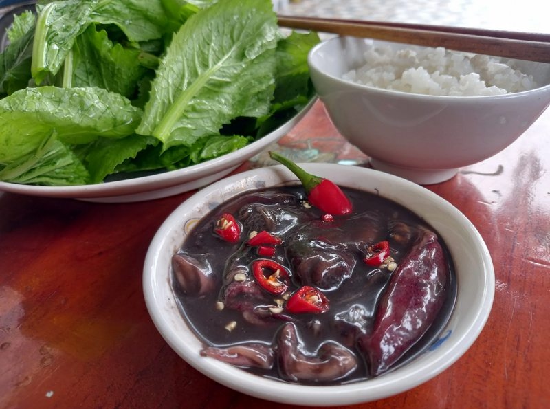 Mắm mực ăn cùng với cơm nóng
