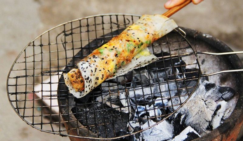Cách Làm bánh tráng mắm ruốc nướng than giòn rụm kiểu miền Trung