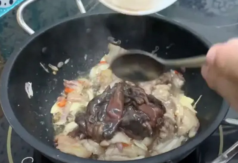 Bước 4: Kho thịt với mắm