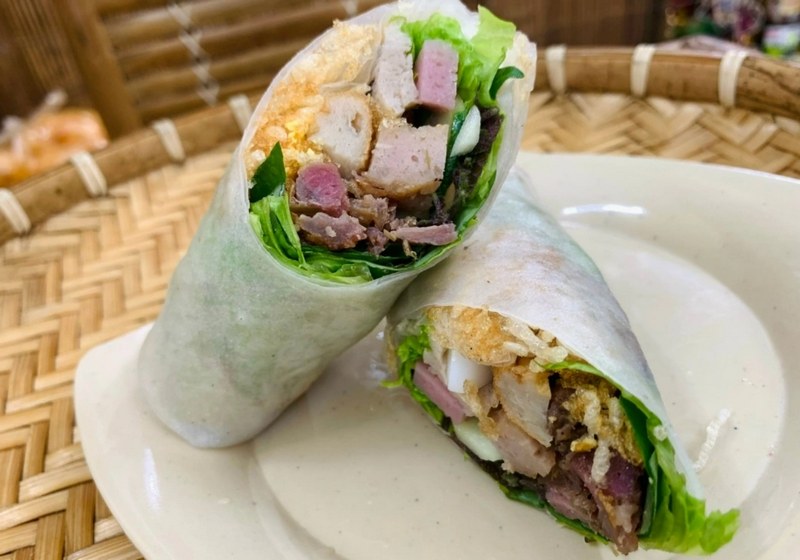 Bước 6: Cuốn và hoàn thiện món ăn