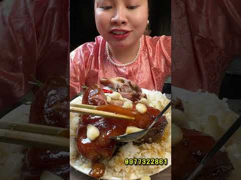 Giò heo hầm rục ăn kèm củ kiệu ngâm mắm