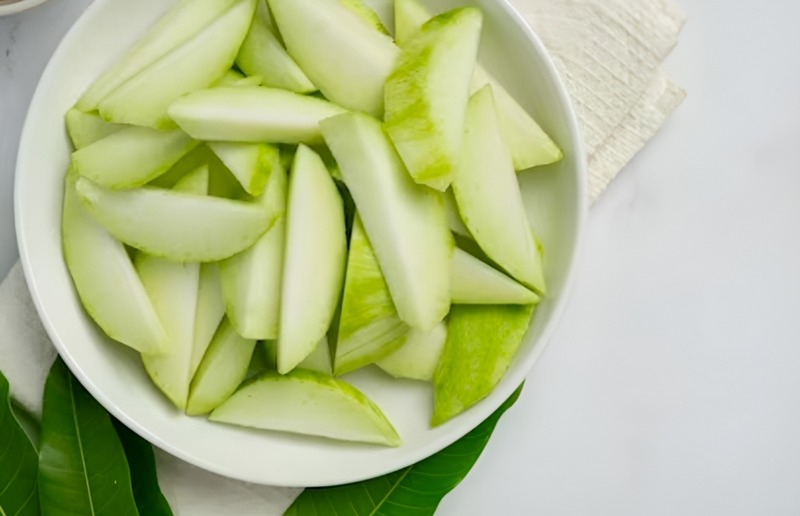 Xoài xanh, cóc non chấm mắm ruốc xổi