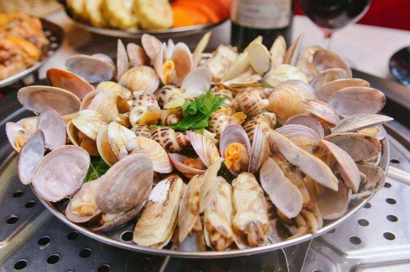 Hải sản hấp, luộc chấm mắm ruốc xổi