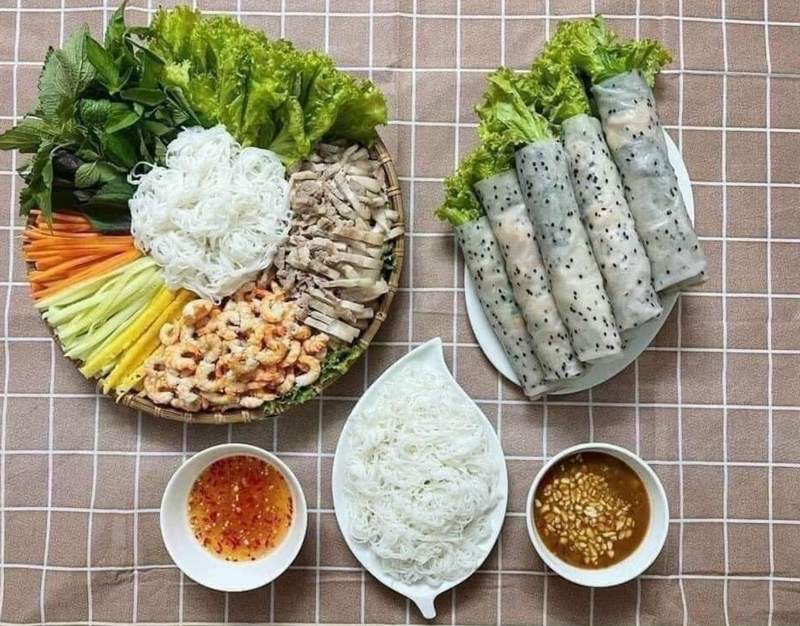 Cuốn cùng thịt luộc và rau sống