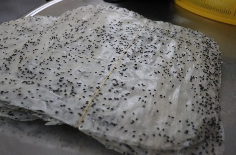 Bánh tráng mè đen có nguồn gốc từ đâu?