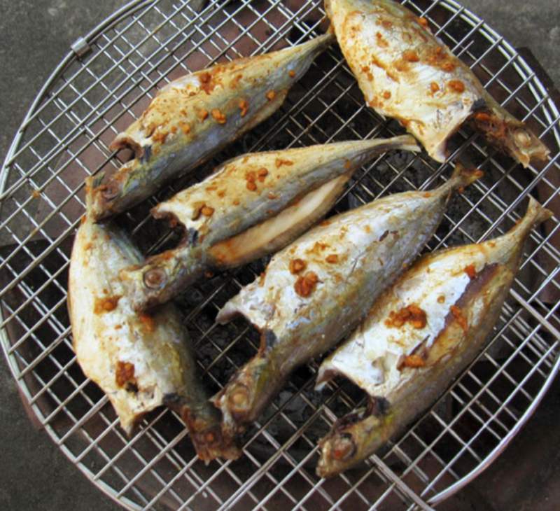 Cá chỉ vàng nướng than