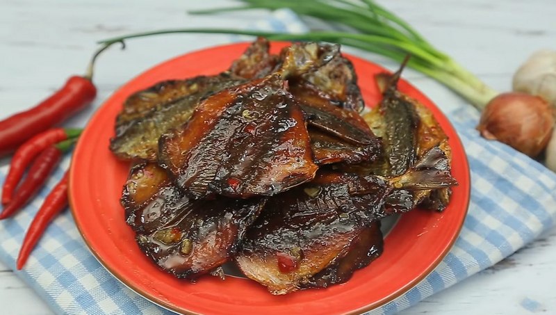 Cá chỉ vàng rim mắm tỏi ớt