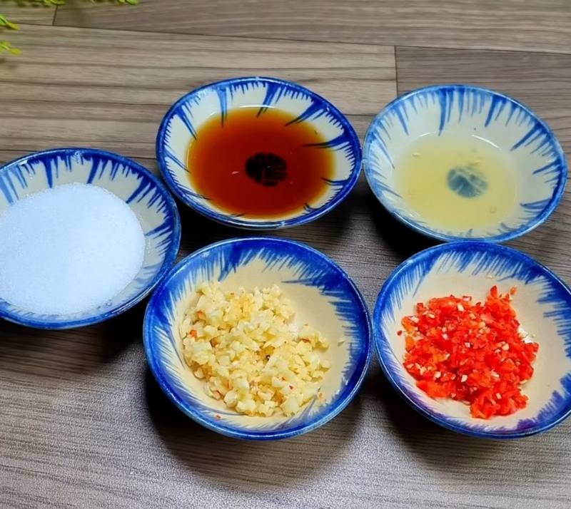 Bước 2: Pha nước sốt mắm nhĩ