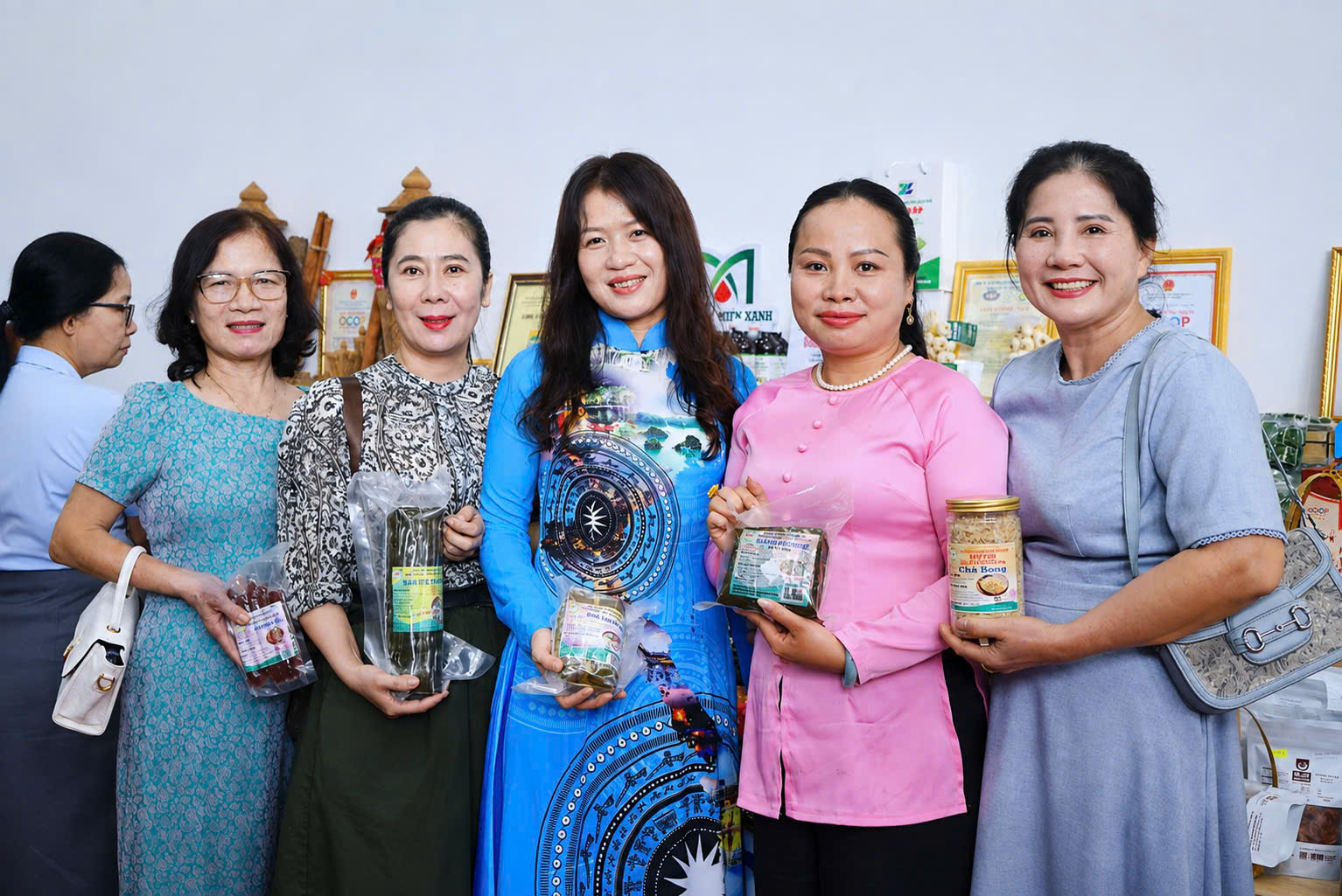 Các sản phẩm OCOP khác trưng bày cùng Thuộc Cô Ba tại sự kiện
