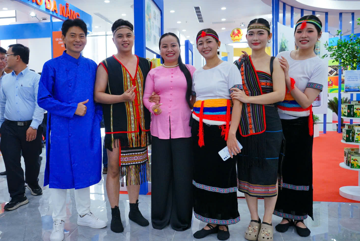 Thuộc Cô Ba giao lưu với doanh nghiệp các vùng miền tại diễn đàn OCOP