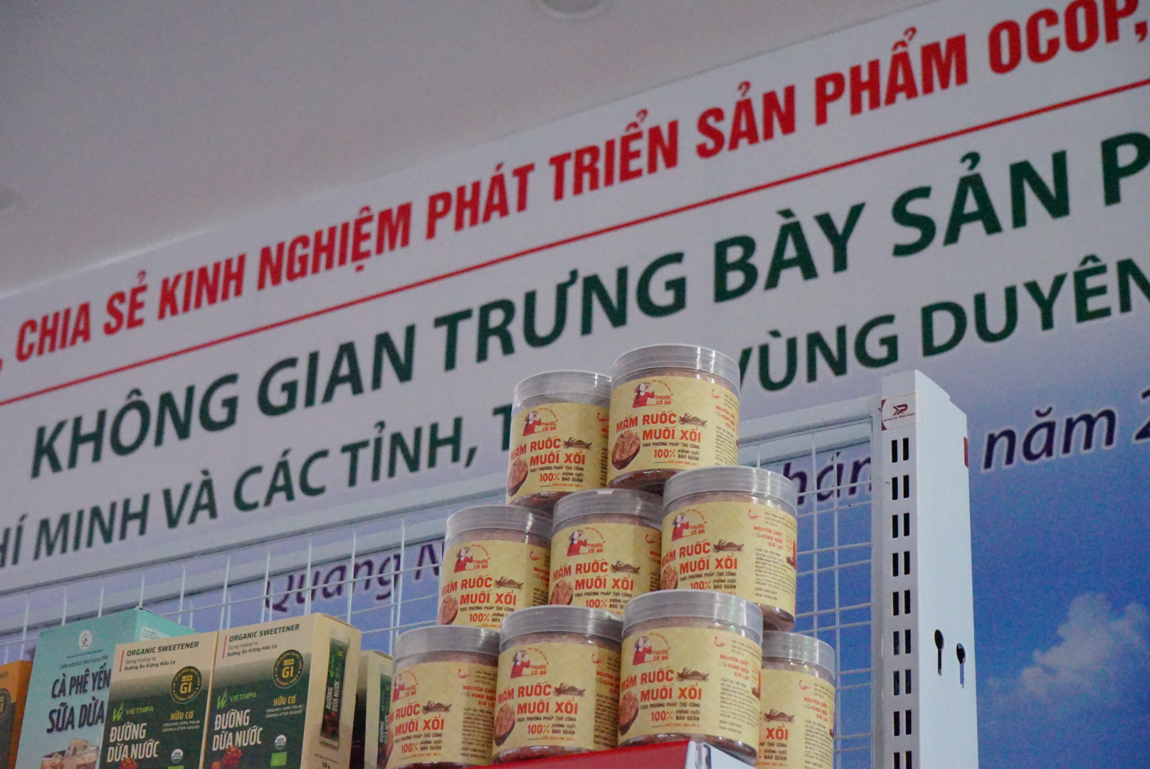 Gian hàng Thuộc Cô Ba giới thiệu mắm ruốc muối xổi tại triển lãm OCOP